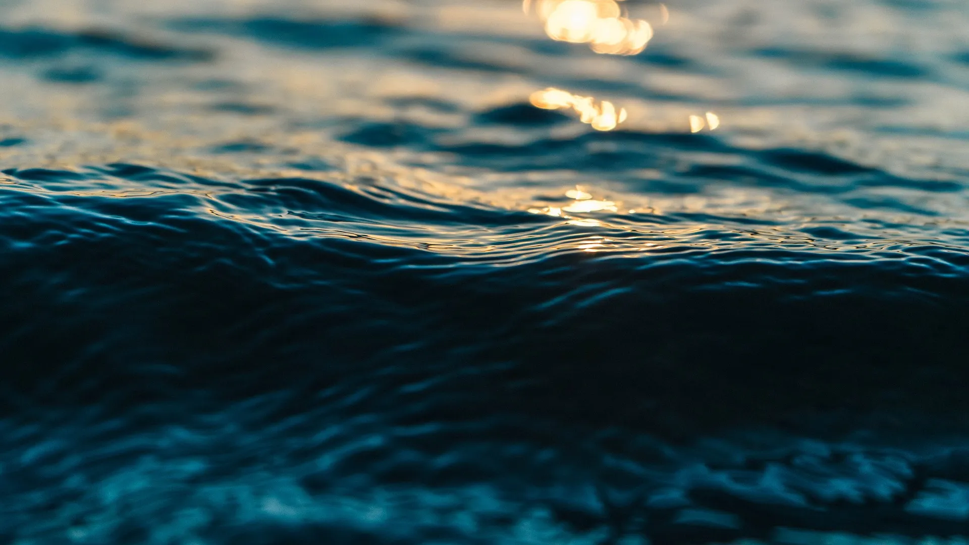 Rubrik_Wasser_Meere_Welle_mit_Lichtreflexion_c._Pixabay_water-2208931_1920